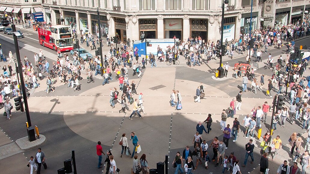 Londýnský Oxford Circus se má proměnit na korzo. S auty zmizí prach i hluk