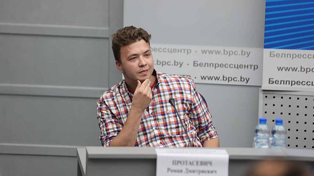 Zadržený běloruský opoziční novinář Raman Pratasevič vystoupil na tiskové...
