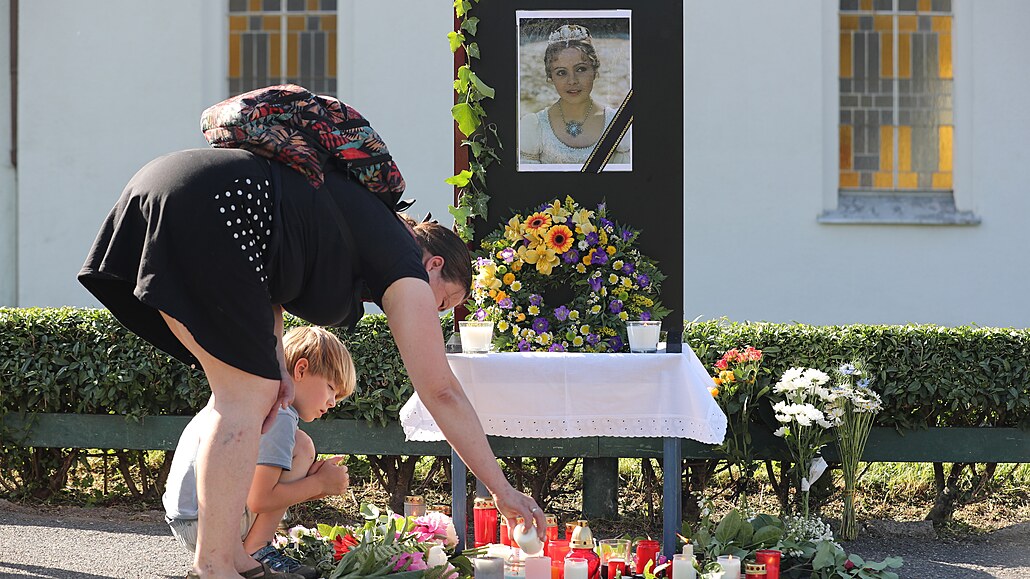 Pohřeb Šafránkové komplikují poničené schody, radnice je provizorně opravila