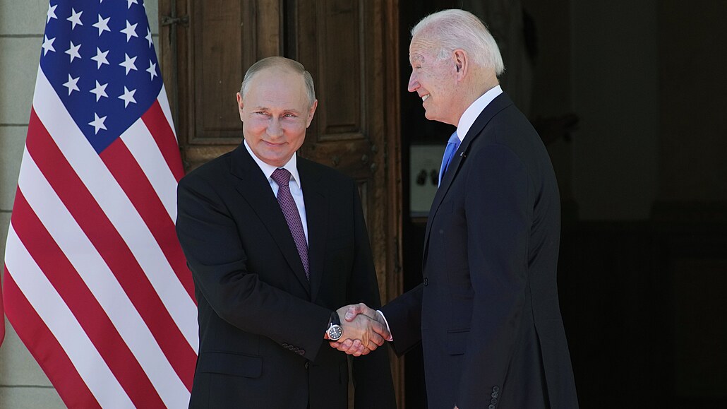 Vladimir Putin a Joe Biden pi setkání v enev 2021.