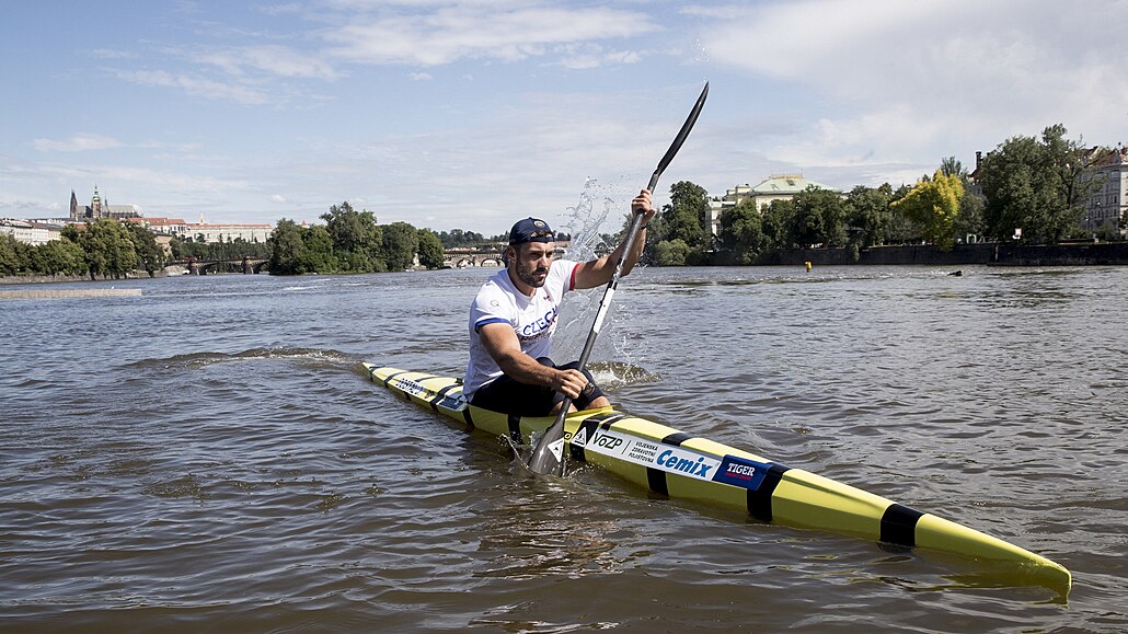 Kajaká Josef Dostál pi pedstavení ásti tokijské olympijské kolekce obleení...