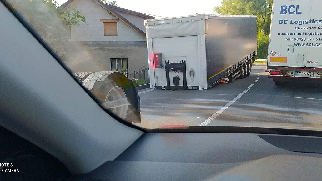 Kamion při zatáčení ztratil návěs, ucpal frekventovanou silnici u Třince