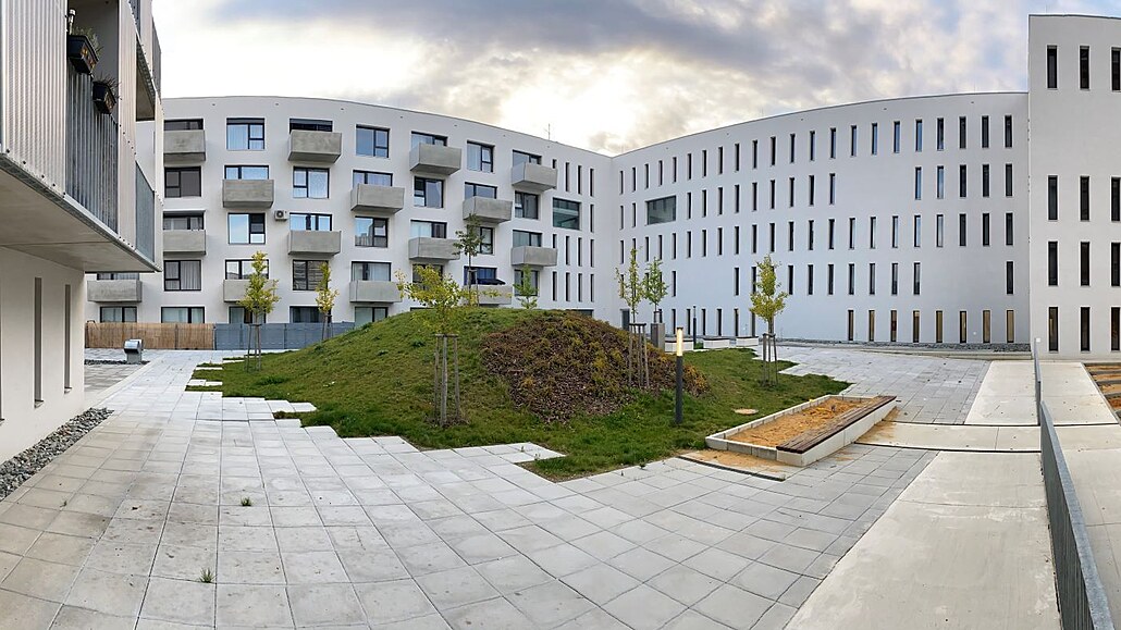Na ni��í z obou staveb lze krom� �áste�n� krytých lod�ií nalézt také balkony z...