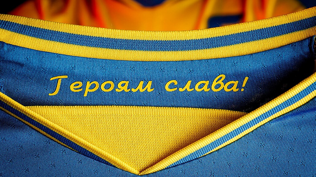 Nápis Sláva hrdinm na dresech ukrajinské fotbalové reprezentace.