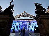 U příležitosti konání summitu NATO se I. nádvoří Pražského hradu zahalilo do...