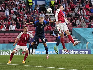 Joel Pohjanpalo dává gól Finska v utkání proti Dánsku.