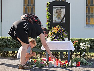 Lidé se mohli dojít rozloučit s Libuší Šafránkovou ke kostelu sv. Anežky České...