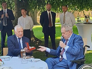 Václav Klaus přijal dárek od současné hlavy státu Miloše Zemana. (18. června...