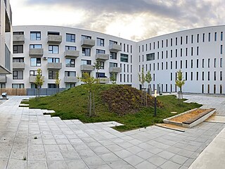 Na nižší z obou staveb lze kromě částečně krytých lodžií nalézt také balkony z...