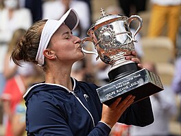 Barbora Krej�íková líbá pohár Suzanne Lenglenové pro vít�zku dvouhry na Roland...