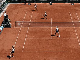 Kate�ina Siniaková a Barbora Krej�íková (dole) b�hem finále �ty�hry na Roland...