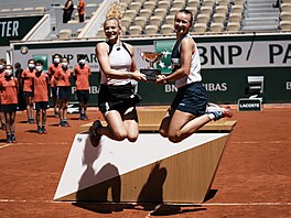 Kate�ina Siniaková (vlevo) a Barbora Krej�íková slaví vít�zství ve �ty�h�e na...