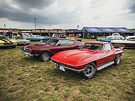 Chevroletů Corvette přijela celá řada. Toto kupé druhé generace z šedesátých...