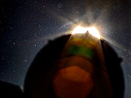 Pokud M�síc zakryje celé Slunce, jde o úplné zatm�ní. Pokud je M�síc v dob�...