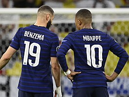 Karim Benzema a Kylian Mbappé bhem úvodního francouzského zápasu na...