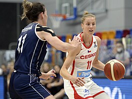 esk basketbalistka Kateina Elhotov brnn Sabnou Oroszovou ze Slovenska.