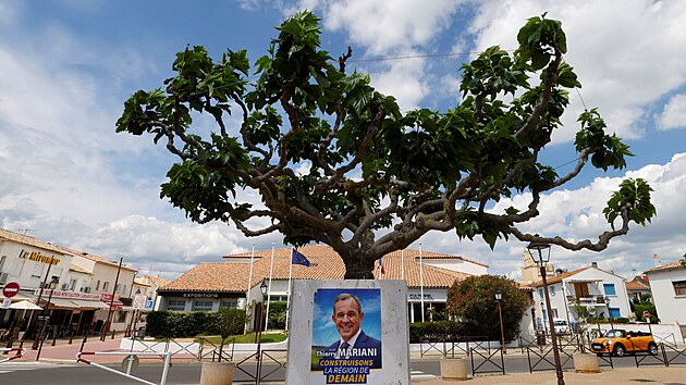 Francii čeká o víkendu první kolo regionálních voleb. Na snímku plakát kandidáta Národního sdružení Thierryho Marianiho v Saintes-Maries-de-la-Mer (7. června 2021)