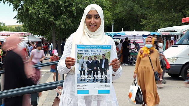 Francii čeká o víkendu první kolo regionálních voleb. Na snímku muslimská kandidátka Sara Zemmahiová během kampaně v Montpellieru (5. června 2021)