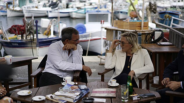 Šéfka Národního sdružení Marine Le Penová a její kandidát v regionu Paca Thierry Mariani během kampaně na jihu Francie (17. června 2021)