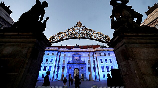 U pleitosti konn summitu NATO se I. ndvo Praskho hradu zahalilo do modr barvy a bylo nasvceno znakem Aliance. (13. ervna 2021)