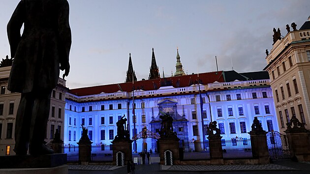 U pleitosti konn summitu NATO se I. ndvo Praskho hradu zahalilo do modr barvy a bylo nasvceno znakem Aliance. (13. ervna 2021)
