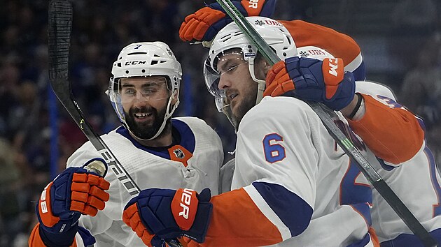 Hokejisté New York Islanders slaví branku v semifinále proti Tampě. Vlevo je Jordan Eberle, s číslem šest střelec gólu Ryan Pulock.