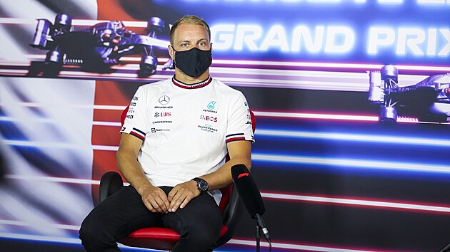 Finsk jezdec stje Mercedes Valtteri Bottas na tiskov konferenci.