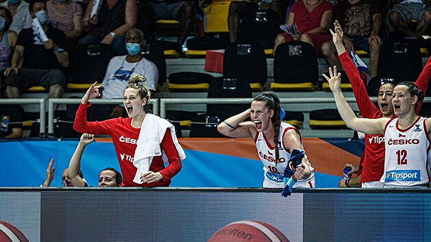 esk basketbalistky se povzbuzuj v utkn proti Francii.