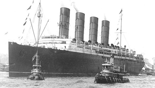Lusitania připlouvá do New Yorku na konci své panenské plavby 13. září 1907.