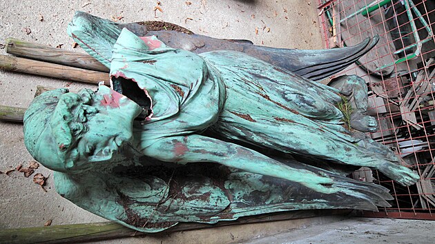 Pokozen mdn socha andla z rodinn hrobky Pupp na hbitov v karlovarsk tvrti Drahovice. Dva mui se ji pokusili rozezat.
