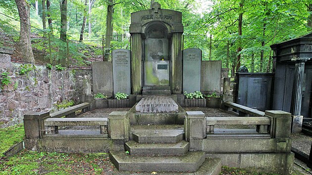 Rodinná hrobka Puppů na hřbitově v karlovarské čtvrti Drahovice.