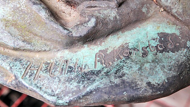 Poškozená měděná socha anděla z rodinné hrobky Puppů na hřbitově v karlovarské čtvrti Drahovice. Dva muži se ji pokusili rozřezat.