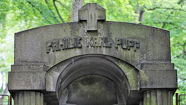 Rodinná hrobka Puppů na hřbitově v karlovarské čtvrti Drahovice.