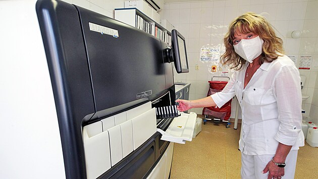Lékařka Miloslava Janoušková vkládá odebrané vzorky do přístroje Liaison XL, ve kterém se provádí jejich analýza na protilátky IgG SARS-CoV-2.