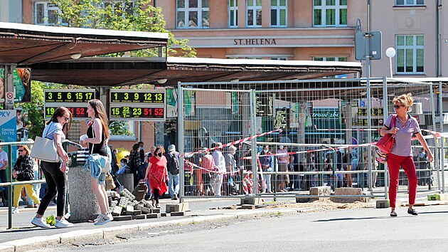 Začala rekonstrukce centrálního dopravního uzlu karlovarské městské hromadné dopravy u Tržnice. (14. června 2021)