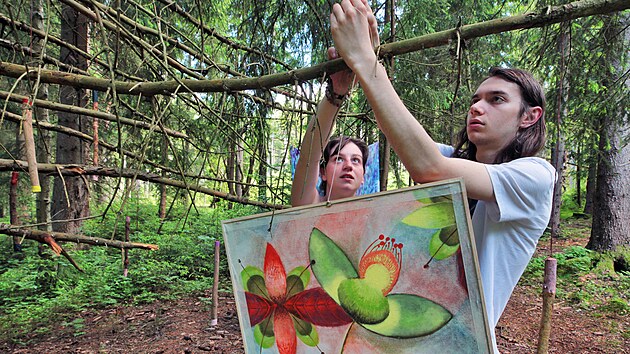 Spoluzakladatel lesní galerie Masálka Matěj Velička a Zdeňka Paseleková zavěšují na strom nový obraz.