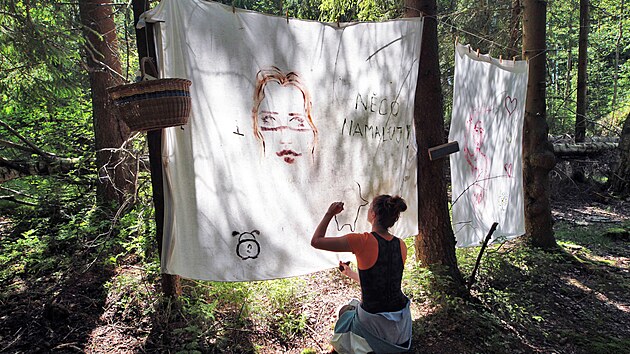 Malířka Denisa Straková maluje na plátno, které k tomu příchozí do lesní galerie Masálka doslova vyzývá.