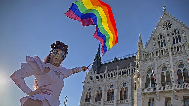 V Maarsku demonstrovaly tisce lid proti nvrhu vldnouc strany Fidesz. Ta chce ve kolch zakzat debaty o homosexualit a zmn pohlav. (14. ervna 2021)