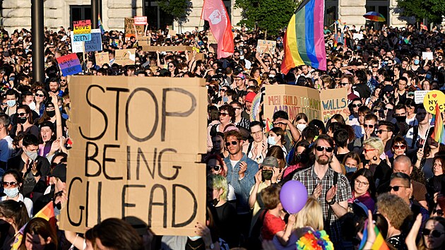 Maďaři protestovali proti zákazu debat o homosexualitě, který navrhuje Orbánova vládnoucí strana. (14. června 2021)