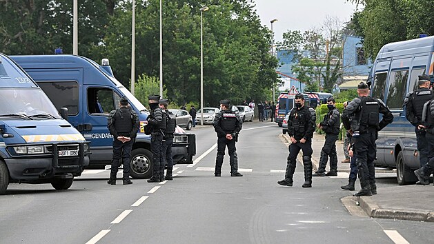 Technopárty ve Francii museli ukončit policisté. (19. června 2021)