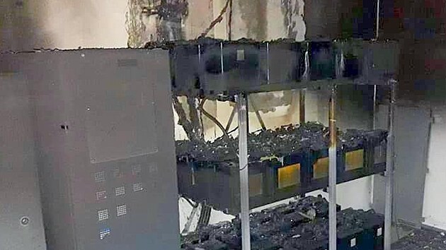 V obchodním centru v Plzni hořely baterie pro záložní zdroje, stovky lidí se musely evakuovat. (19. června 2021)