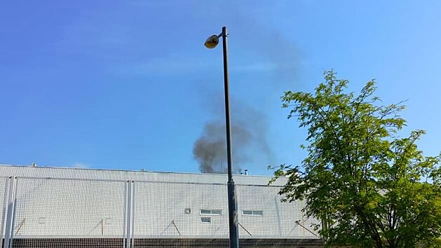 V obchodním centru v Plzni hořely baterie pro záložní zdroje, stovky lidí se musely evakuovat. (19. června 2021)