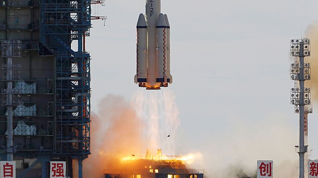 Z kosmodromu v poušti Gobi odstartovala do vesmíru čínská loď Šen-čou 12 s tříčlennou posádkou. (17. června 2021)