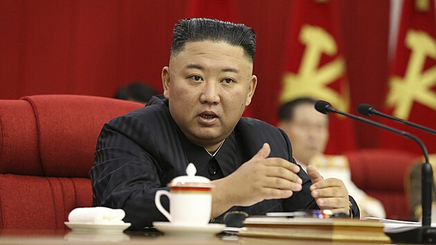 Severokorejsk vdce Kim ong-un na stranickm zasedn. (17. ervna 2021)