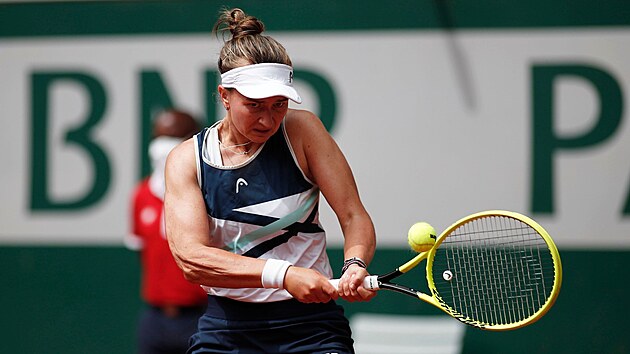 Barbora Krejkov se opr do deru bhem finle dvouhry na Roland Garros.