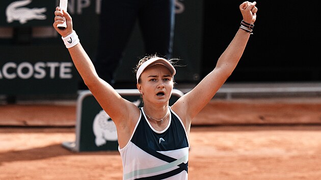 Barbora Krejčíková slaví vítězství ve dvouhře na Roland Garros.
