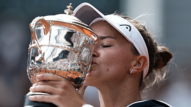 Barbora Krejčíková se po vítězství na Roland Garros mazlí se svojí první velkou singlovou trofejí.
