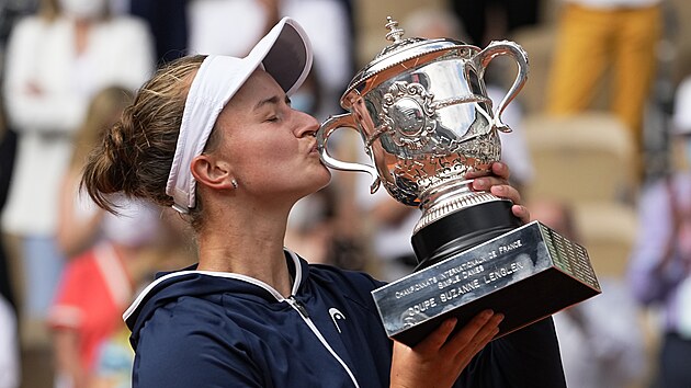 Barbora Krejkov lb pohr Suzanne Lenglenov pro vtzku dvouhry na Roland Garros.