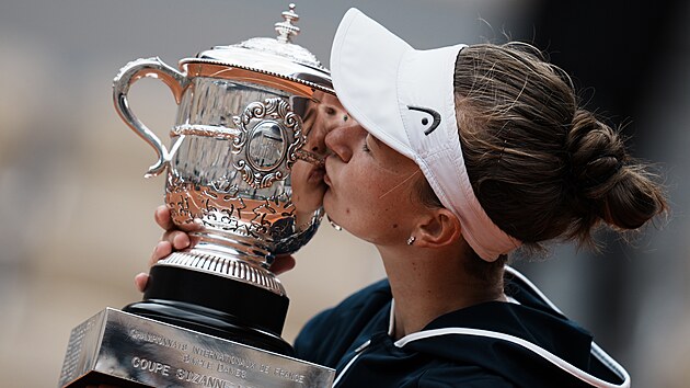 Barbora Krejkov jako erstv vtzka Roland Garros lb pohr Suzanne Lenglenov.