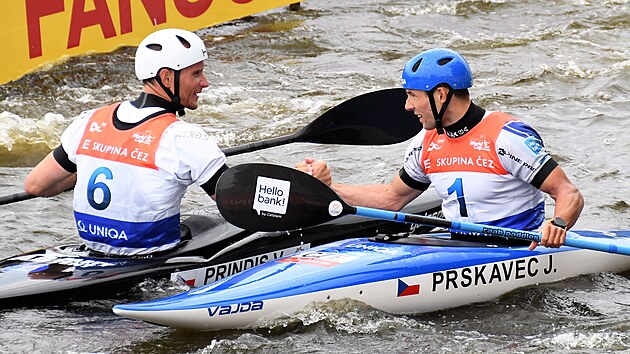 Jiří Prskavec (vpravo) při závodě Světového poháru ve vodním slalomu v pražské Troji s Vítem Přindišem